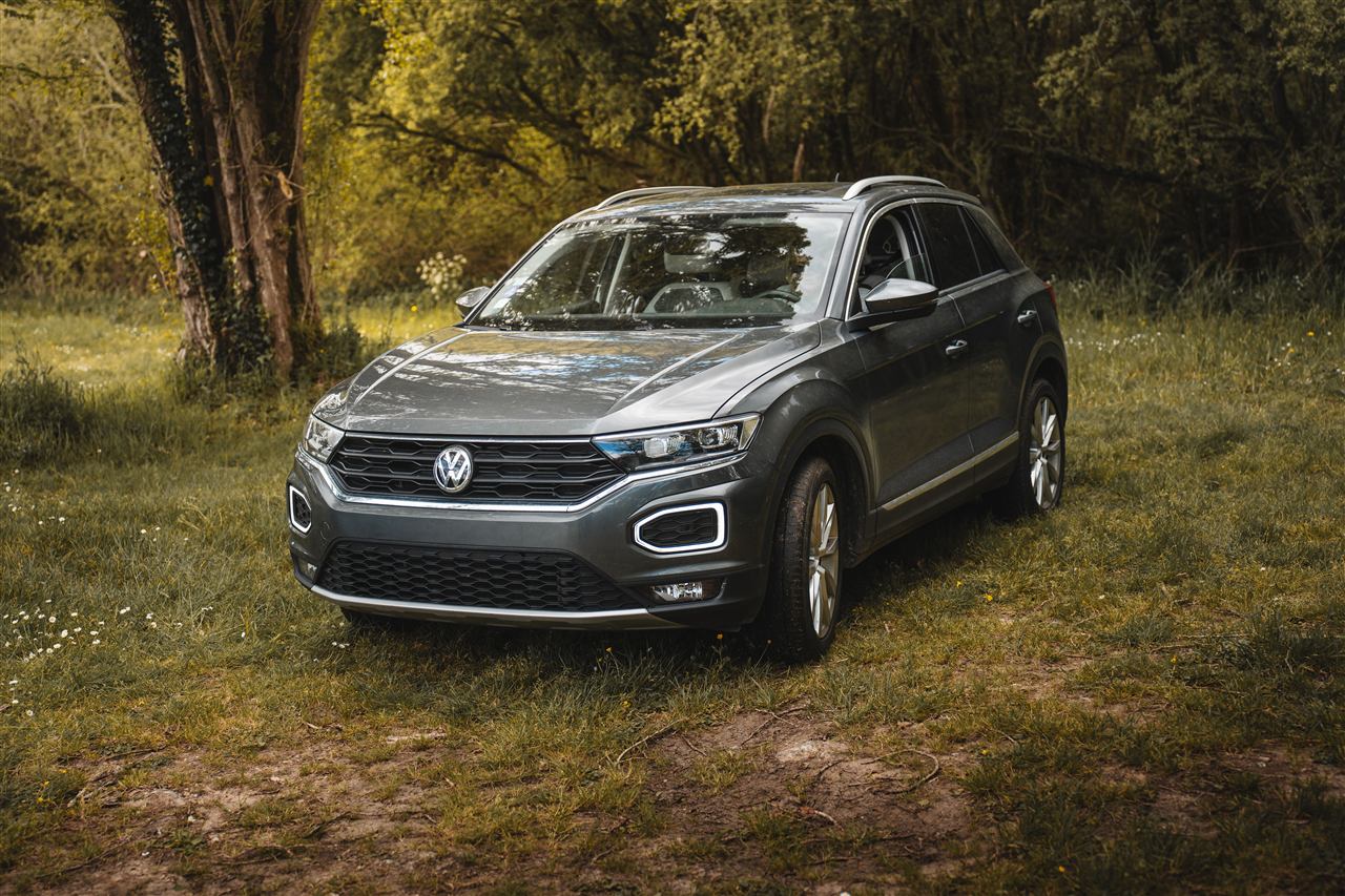 SUV cinza estacionado